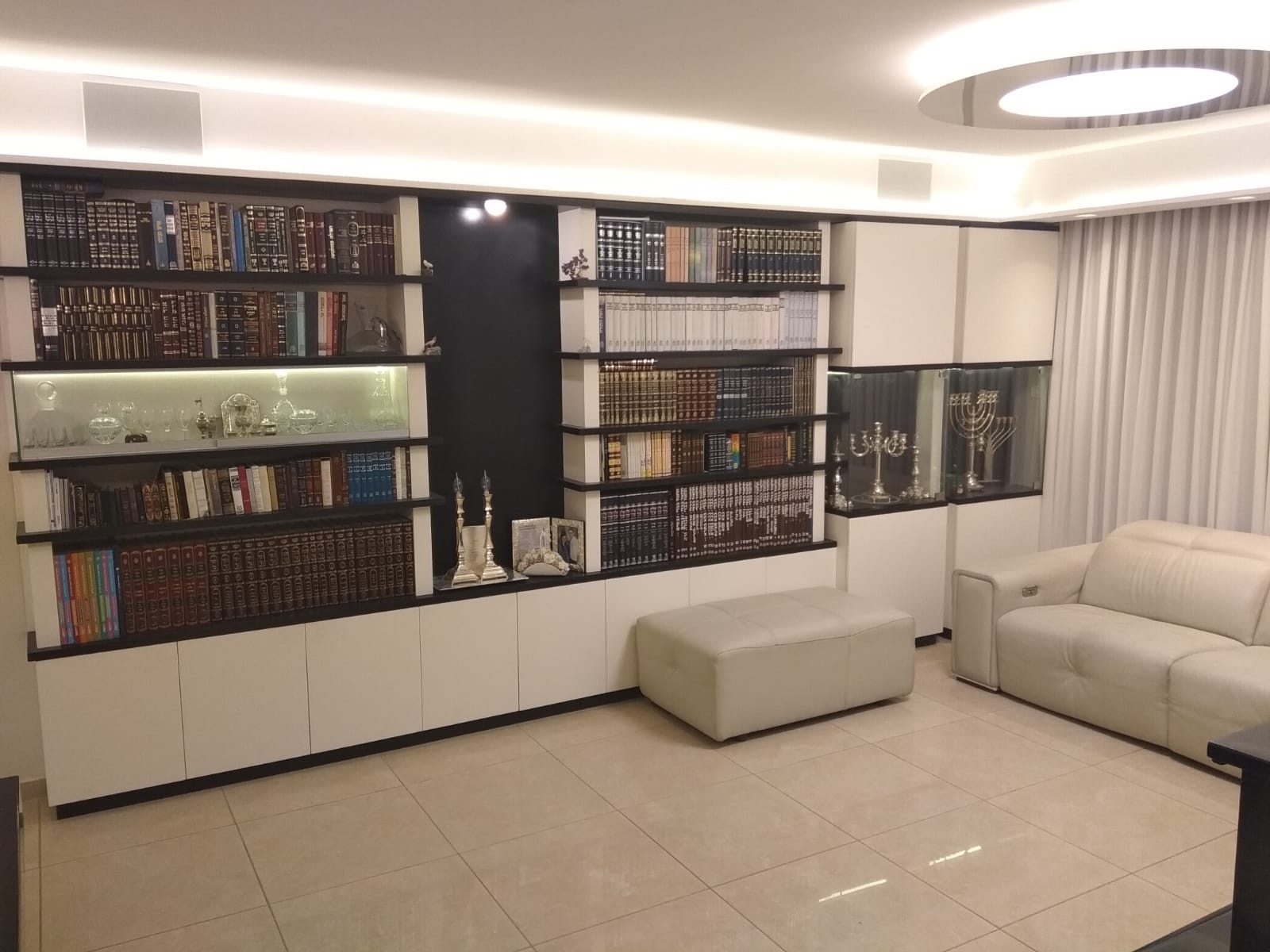 המטבח והסלון אחרי הום סטיילינג
